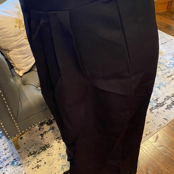 Gorgeous tulip hem dress. The mannequin does not do it Justice. Date night gem! - Picture 2 of 4